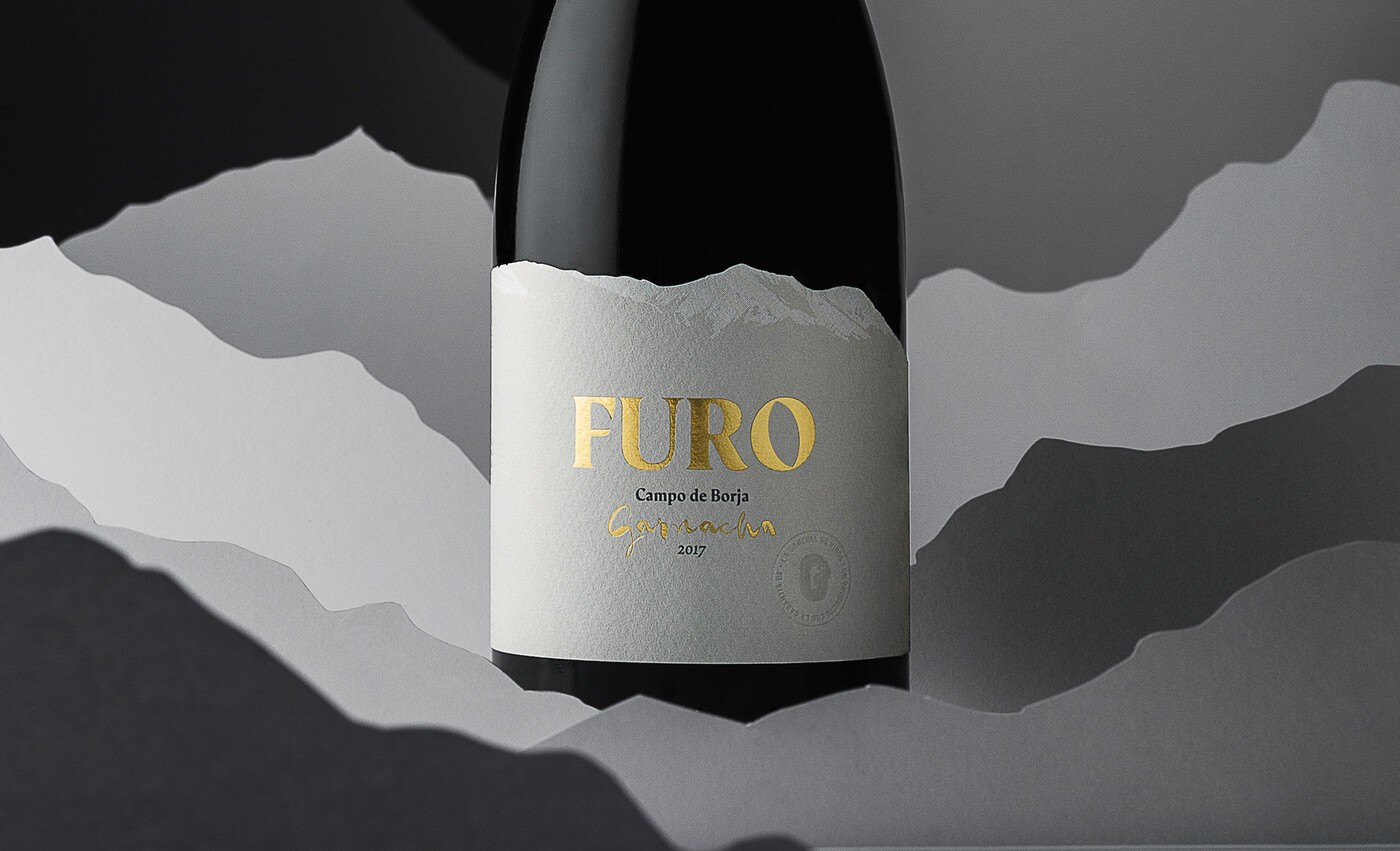 Detalle del diseño del packaging del vino Furo, con stamping en tinta dorada