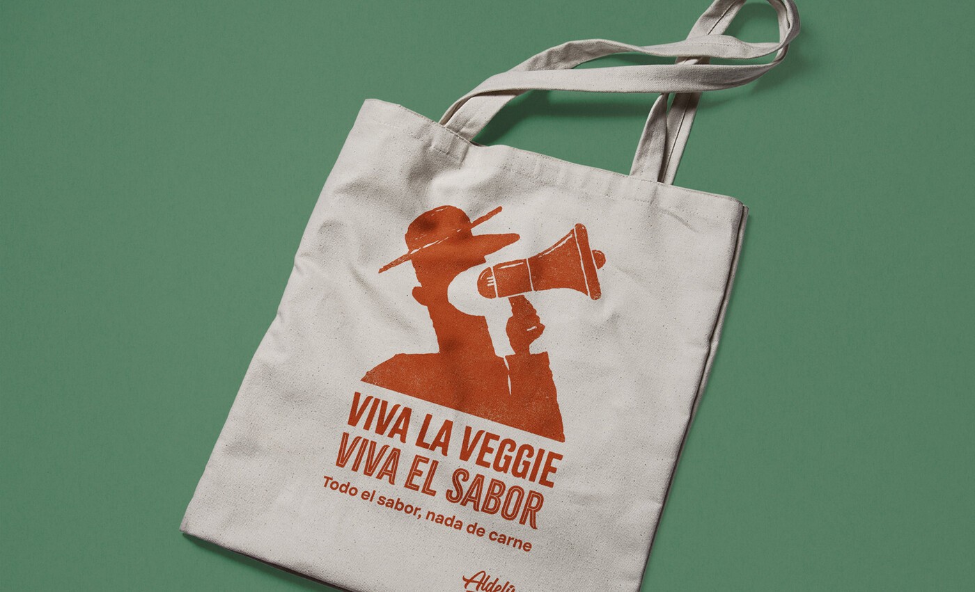 Diseño de bolsa tote-bag con la ilustración de un agricultor con megáfono, diseñado para la promoción de la marca de productos vegetarianos Viva La Veggie de Aldelis