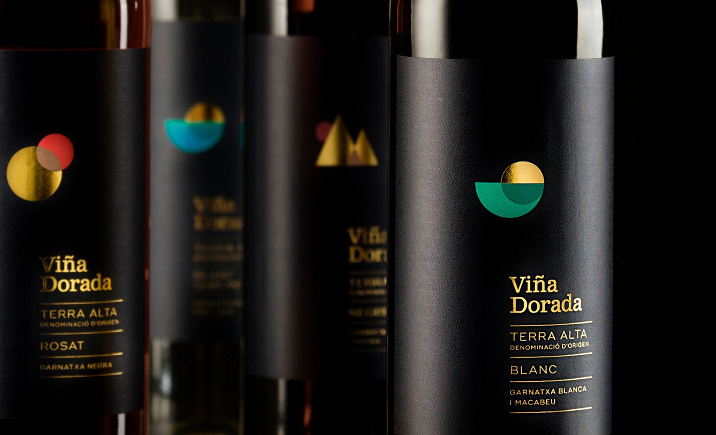 Detalle de las etiquetas de la gama de  vinos Viña Dorada