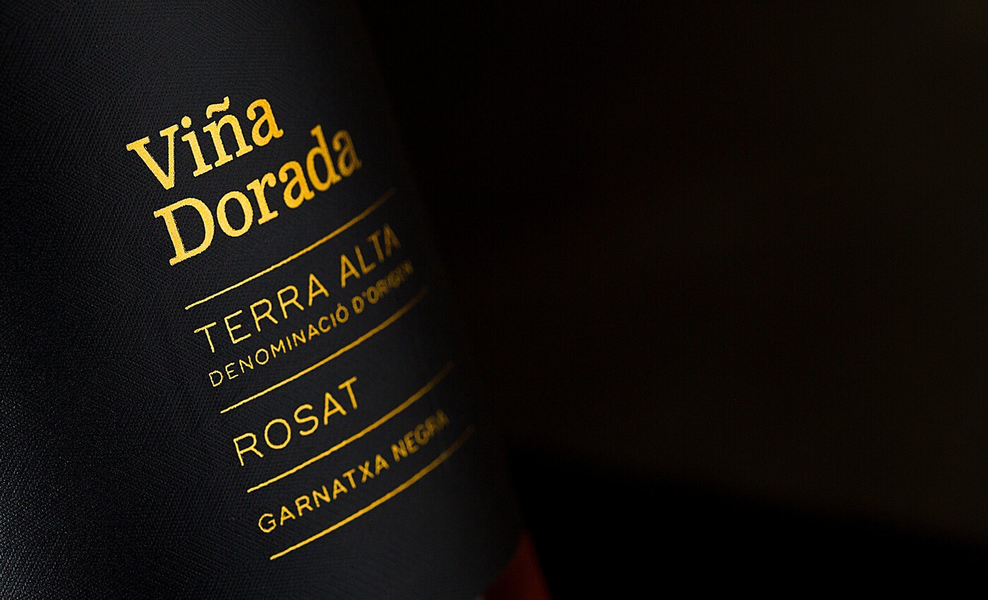 Detalle de las tipografías de la etiqueta del vino Viña Dorada
