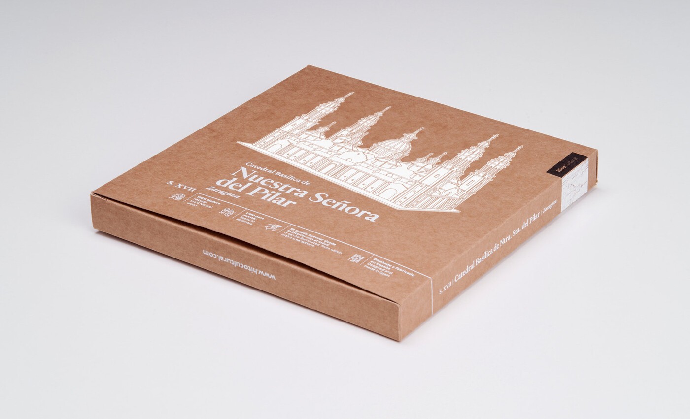 Diseño de packaging de la maqueta de madera de la Basílica del Pilar  comercializada por HitoCultural
