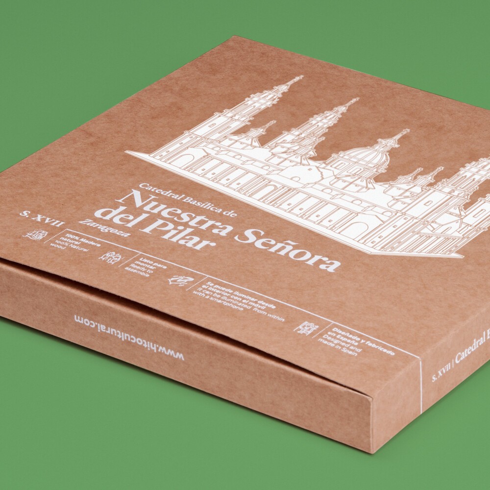 Primer plano del diseño de packaging de la maqueta de madera de la Basílica del Pilar de HitoCultural