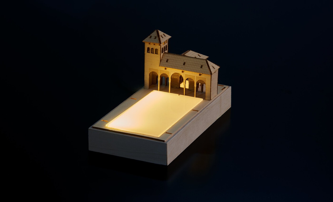 Maqueta de madera de El Partal de la Alhambra de Granada comercializada por HitoCultural iluminada por la parte inferior