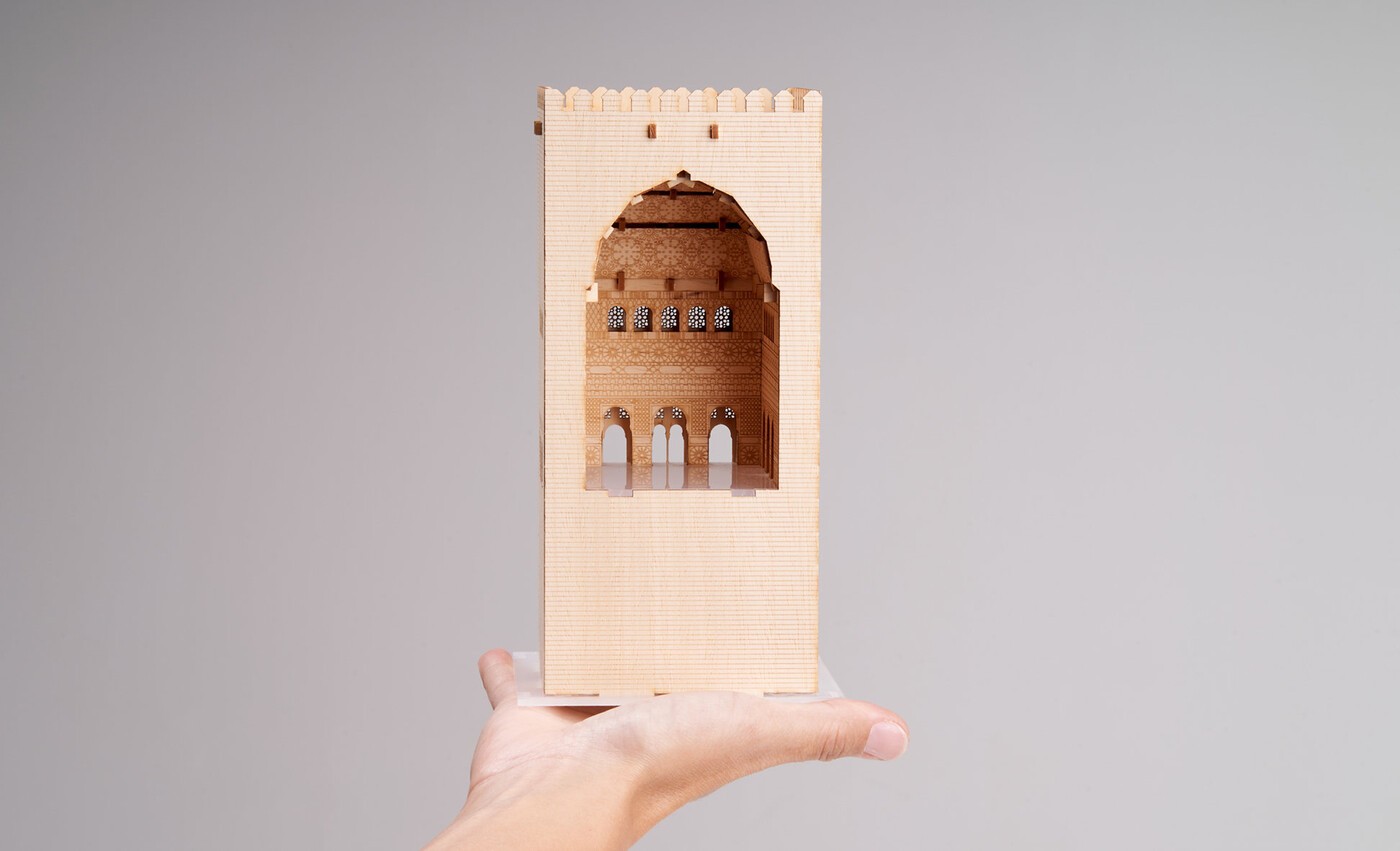 Maqueta de madera de la Torre de Comares de Granada comercializada por HitoCultural