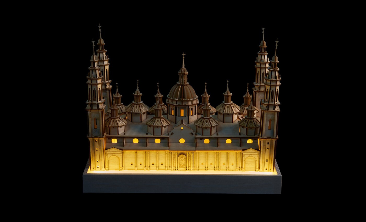 Maqueta de madera de la Basílica del Pilar comercializada por HitoCultural iluminada por la parte inferior